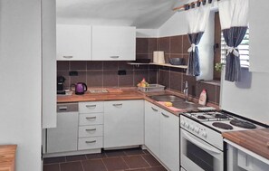 Refrigerador, placa de cocina, cafetera/tetera, utensilios de cocina