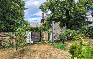 Property grounds - Awesome apartment in Karlobag with WiFi (Karlobag)