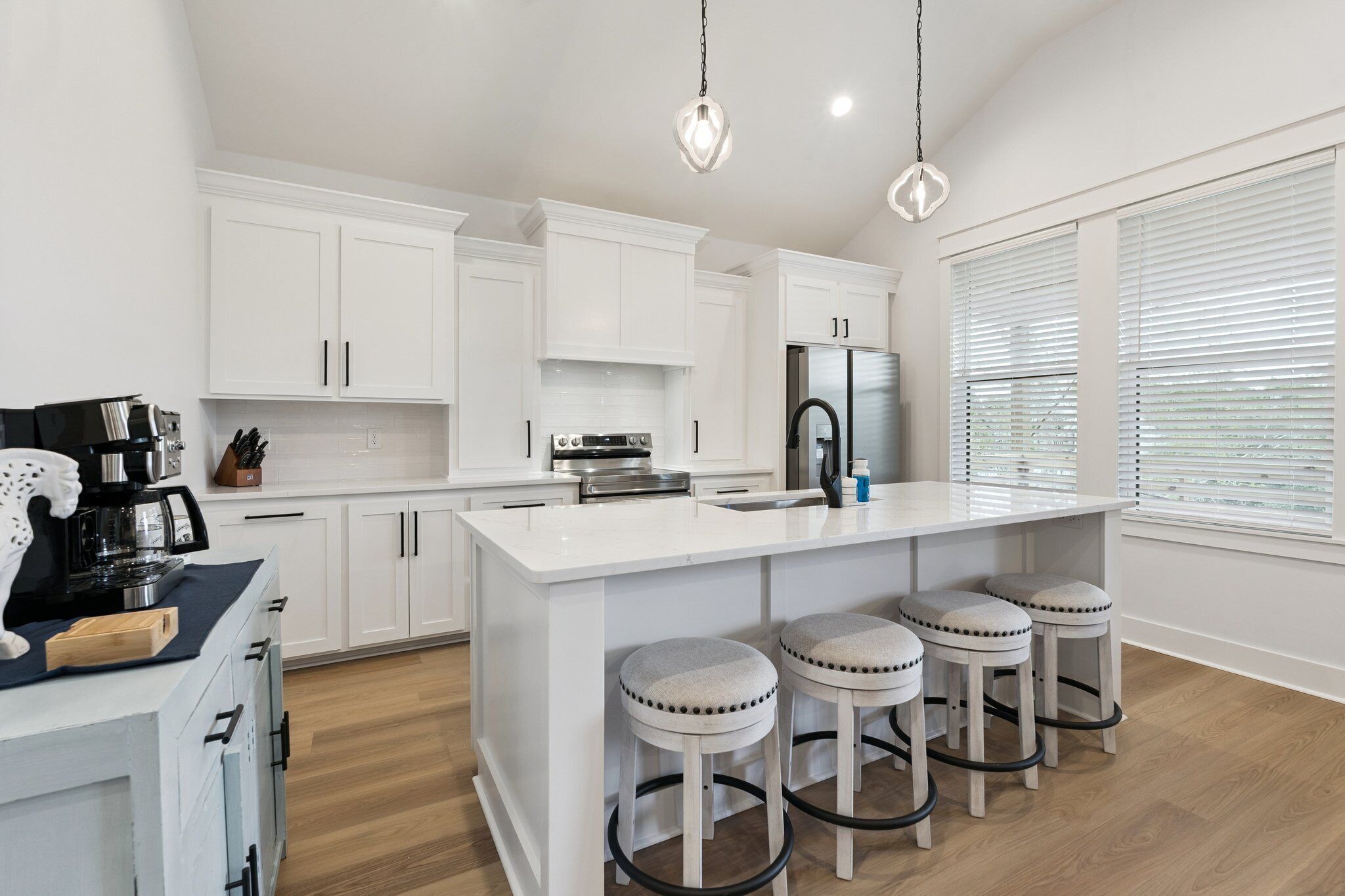 Mikrobølgeovn, ovn, kokeplater og oppvaskmaskin