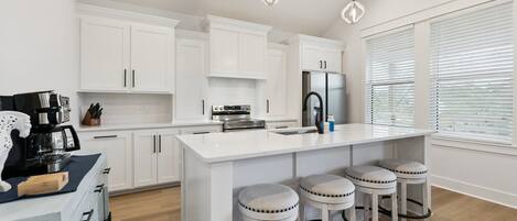 Mikrobølgeovn, ovn, kokeplater og oppvaskmaskin