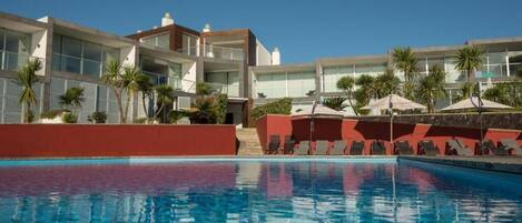 Außenpool, Sonnenschirme, Liegestühle