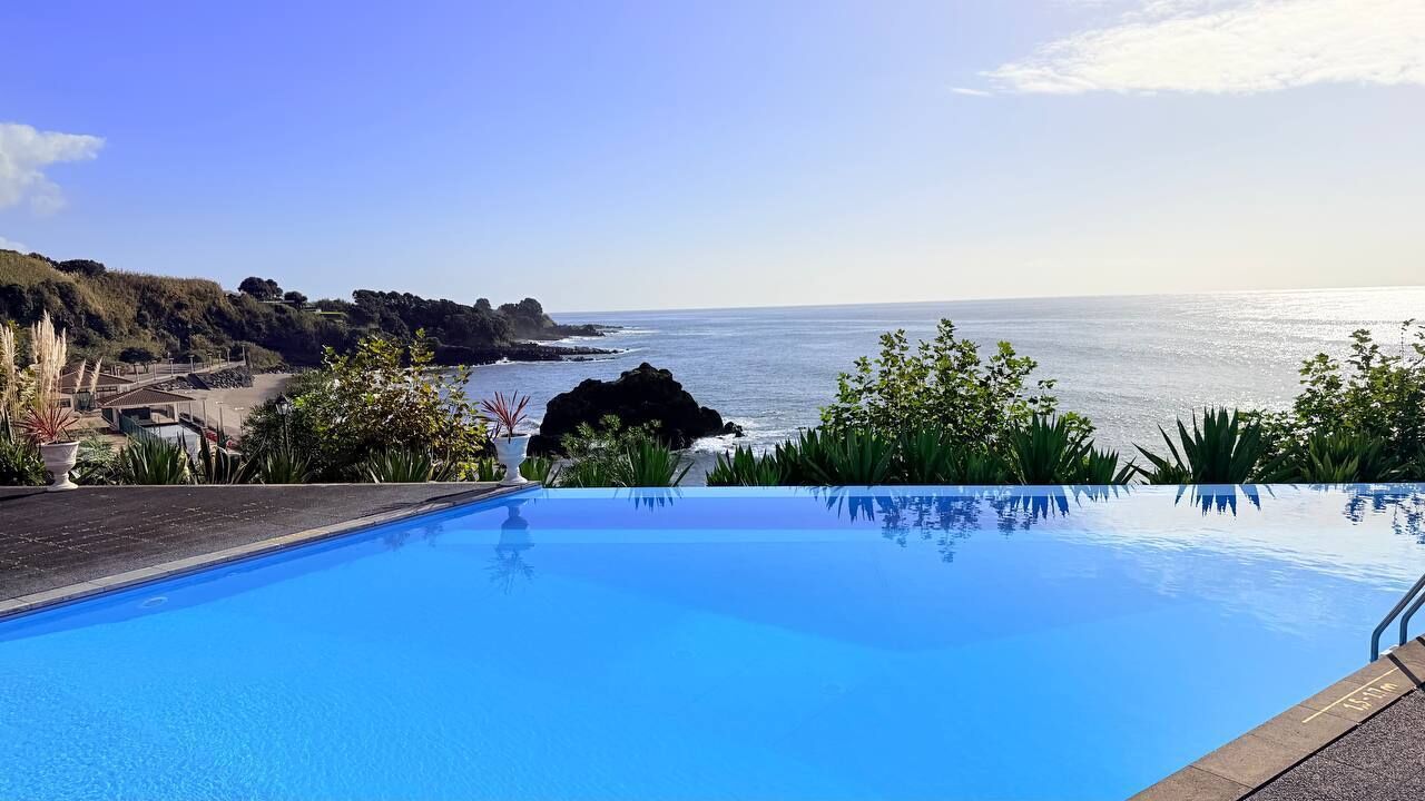 Hồ bơi ngoài trời, dù/ô trên bãi biển/hồ bơi, ghế dài tắm nắng 