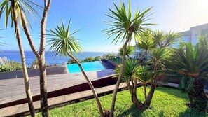 Outdoor pool, pool umbrellas, pool loungers - Marina Mar II (Vila Franca do Campo)