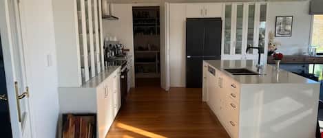 Een microgolfoven, een oven, een kookplaat, een vaatwasser