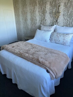 4 bedrooms, iron/ironing board, free WiFi - Hosts on the Coast Country Retreat (Taupiri)