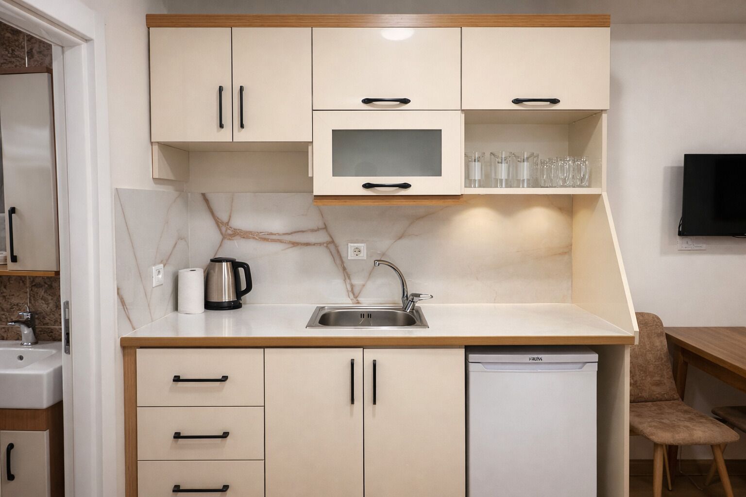 Studio – superior, balkong | Eget kjøkken | Minikjøleskap, kokeplater og kjøkkenutstyr