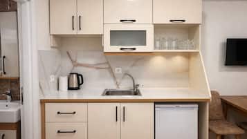 Studio – superior, balkong | Eget kjøkken | Minikjøleskap, kokeplater og kjøkkenutstyr