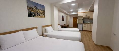 Superior Studio, Balcony | Desk, laptop workspace, iron/ironing board, free WiFi