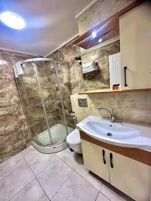 Studio Supérieur, balcon | Salle de bain | Articles de toilette gratuits, sèche-cheveux, chaussons