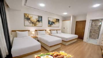 Studio – superior, balkong | Skrivebord, skrivebord for bærbar PC og strykejern/-brett