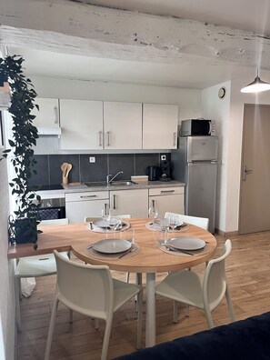 Fridge, microwave, oven, stovetop - Bright T3 apartment - downtown - parking (Dol-de-Bretagne)