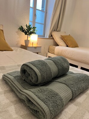 2 habitaciones, tabla de planchar con plancha y cuna de viaje