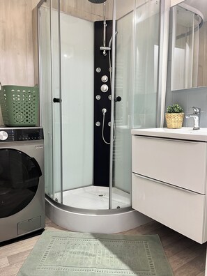 Shower, towels, toilet paper - Bright T3 apartment - downtown - parking (Dol-de-Bretagne)