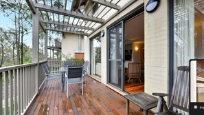 Outdoor dining - Villa Rose with Free Wine Tasting Included (Pokolbin)