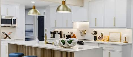 Frigorifero, microonde, forno, piano cottura