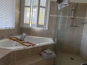 Secadora de cabello, toallas, jabón, papel de baño 
