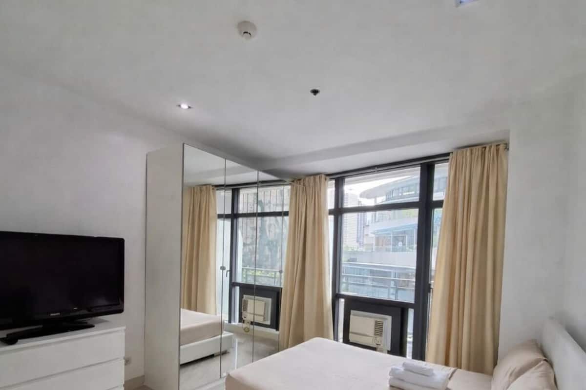 Luxury 2BR w/Balcony, Garden View | Minibar, in-room safe, iron/ironing board, free WiFi