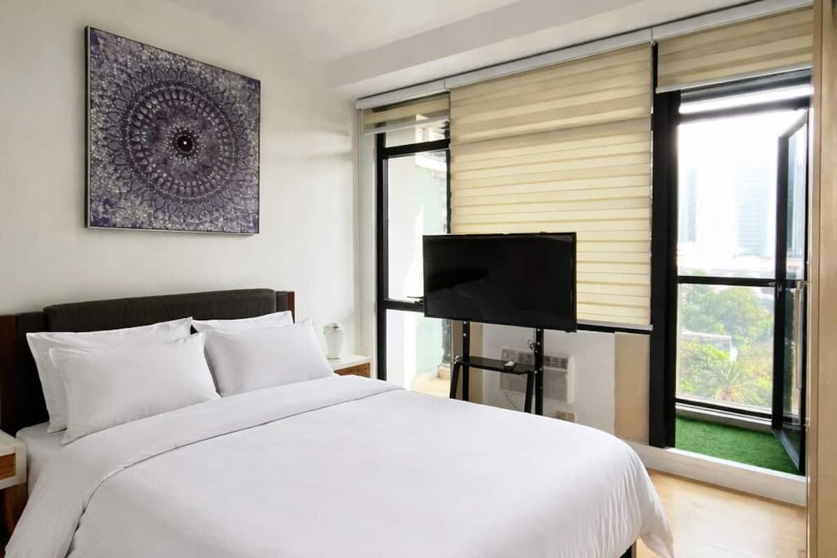 Luxury 2BR w/Balcony, Garden View | Minibar, in-room safe, iron/ironing board, free WiFi