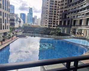 2 outdoor pools - StayLuxia (Makati city)