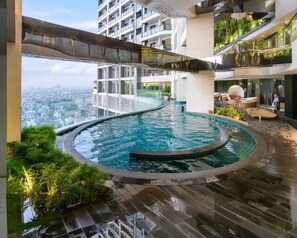 2 outdoor pools - StayLuxia (Makati city)