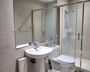 Bathroom - StayLuxia (Makati city)