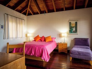 Escrivaninha, ferros/tábuas de passar roupa, acesso à internet