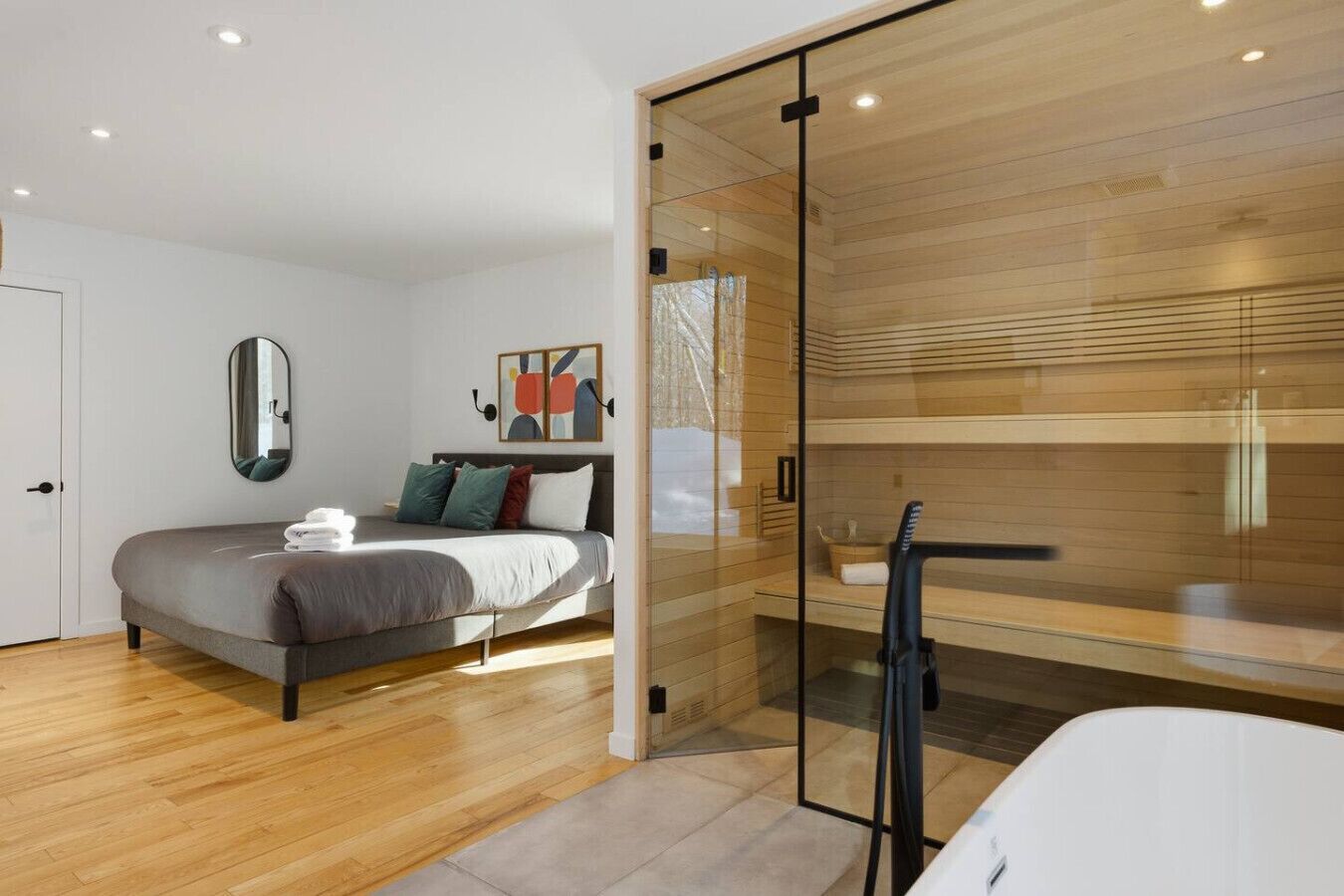 4 slaapkamers, een kluis op de kamer, een bureau