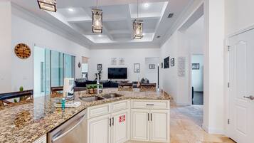 House, Multiple Beds, Kitchen, Garden View (Burning Bush Retreat) | Interior