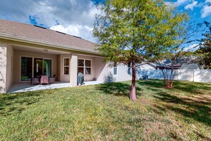 Terrace/patio - Dog-friendly Home With Tesla EV Charger, Yard, Patio, Grill, AC, & W/D (Palm Coast)