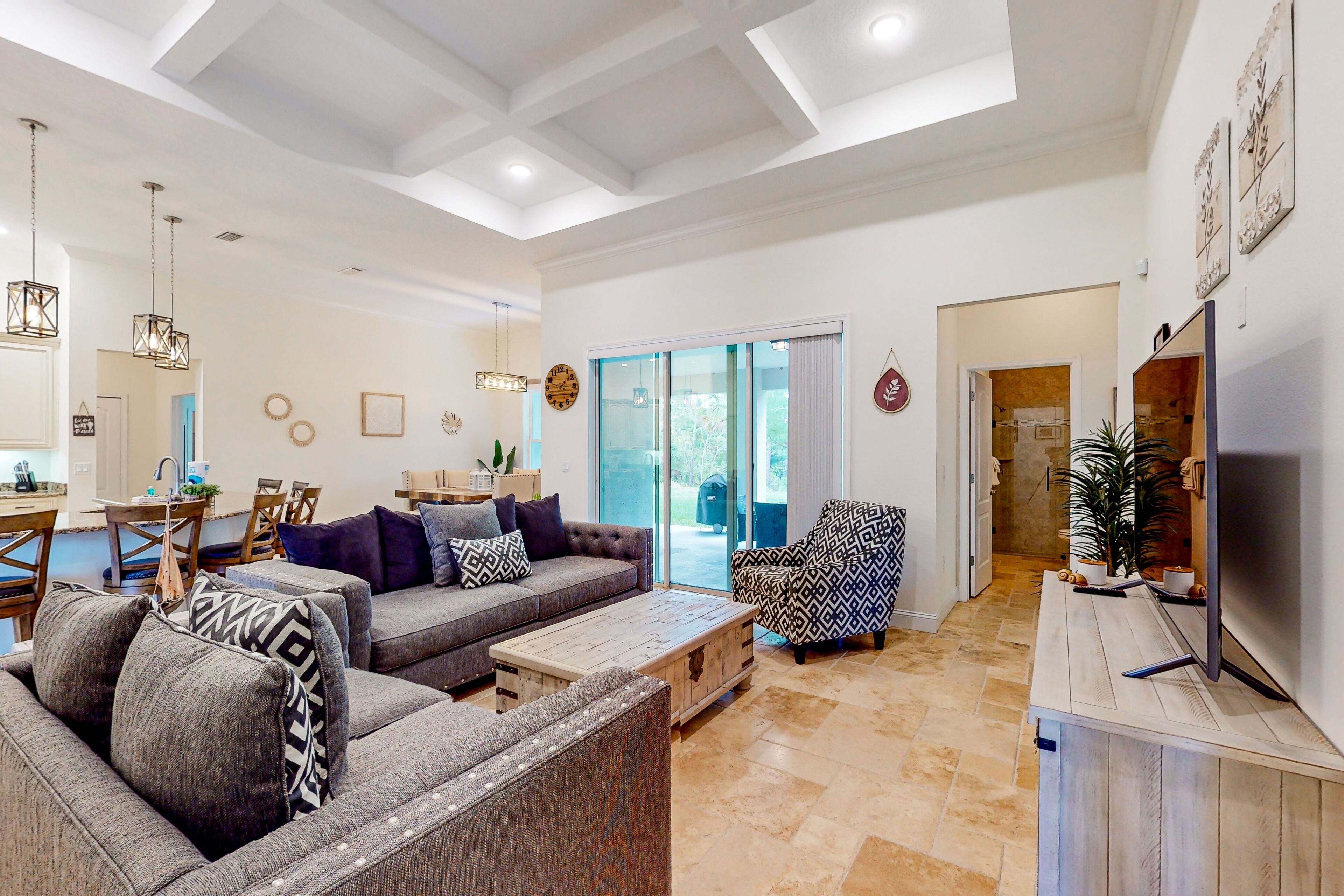 Casa, varias camas, cocina, vista al jardín (Burning Bush Retreat) | Área de sala de estar