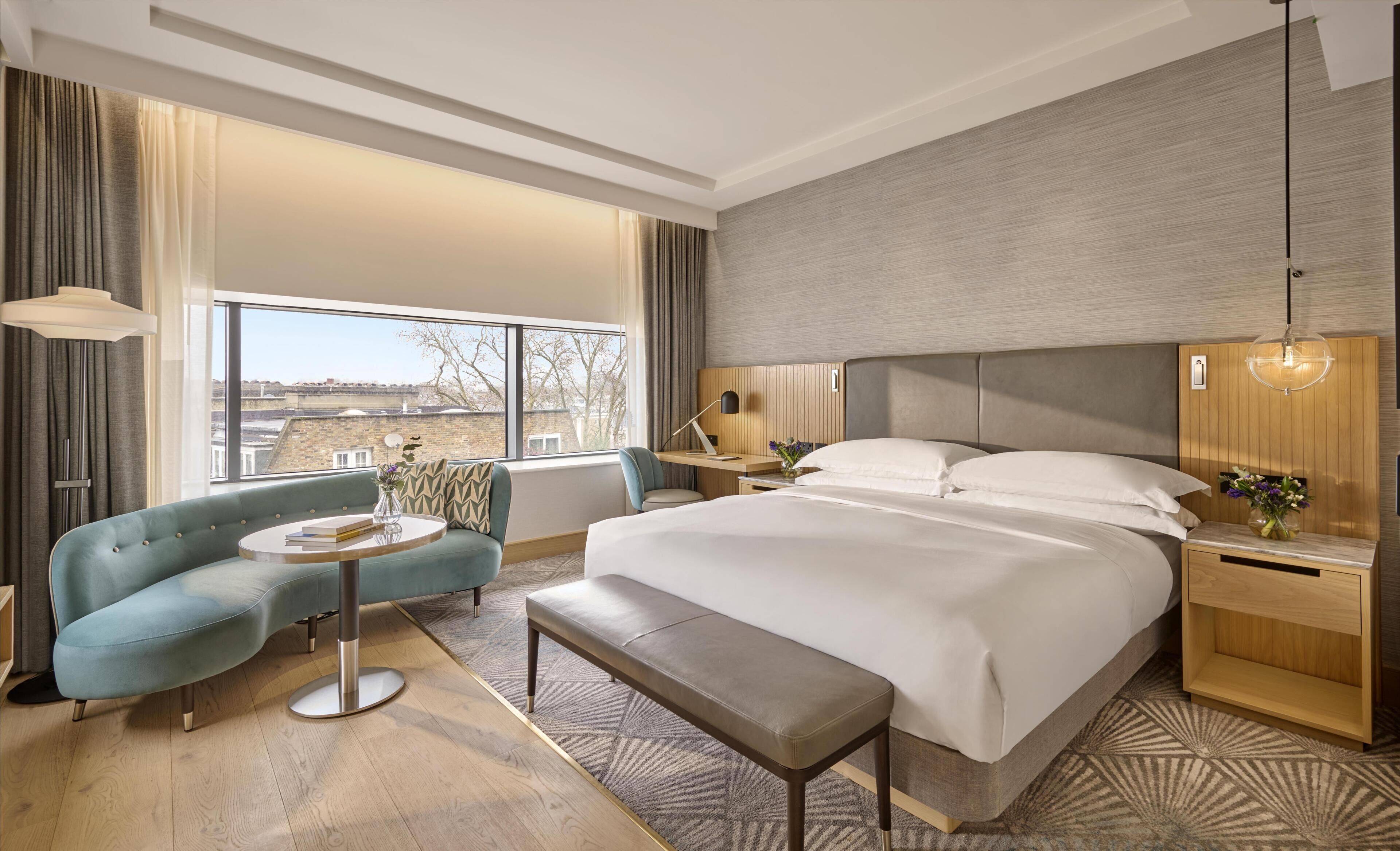 Deluxe-huone, 1 suuri parisänky | Allergiatestatut vuodevaatteet, tallelokero huoneessa