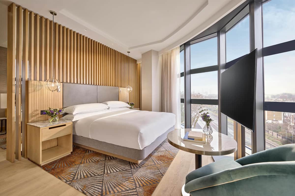 Executive-sviitti (Regency) | Allergiatestatut vuodevaatteet, tallelokero huoneessa