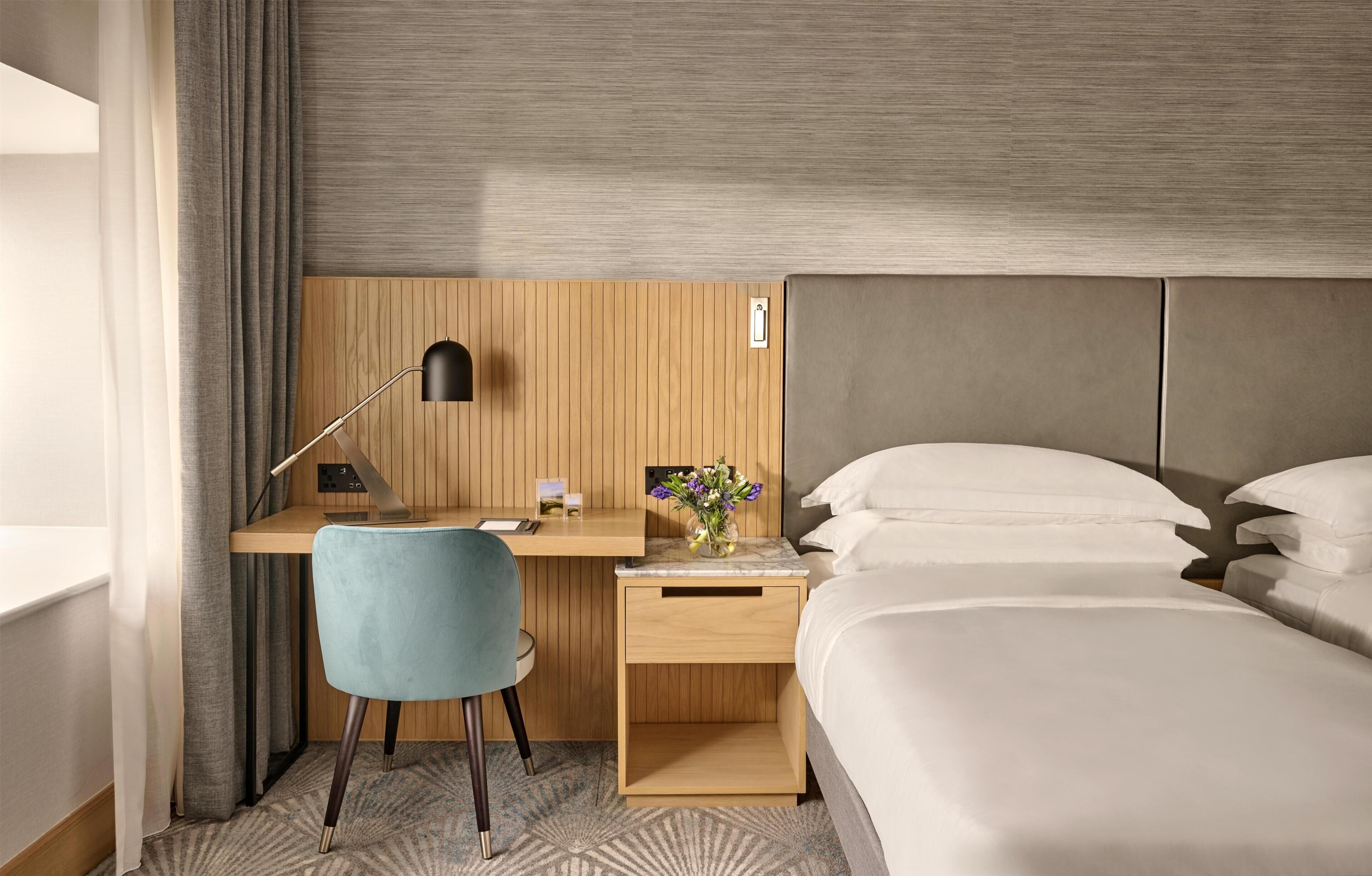 Deluxe-huone, 2 yhden hengen sänkyä | Allergiatestatut vuodevaatteet, tallelokero huoneessa