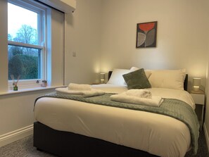 3 habitaciones, tabla de planchar con plancha, wifi y ropa de cama 