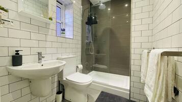 Douche, sĂšche-cheveux, serviettes fournies, savon