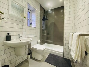 Regadera, secadora de cabello, toallas, jabón 