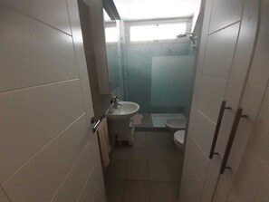 Douche, baignoire à jets, sèche-cheveux, bidet