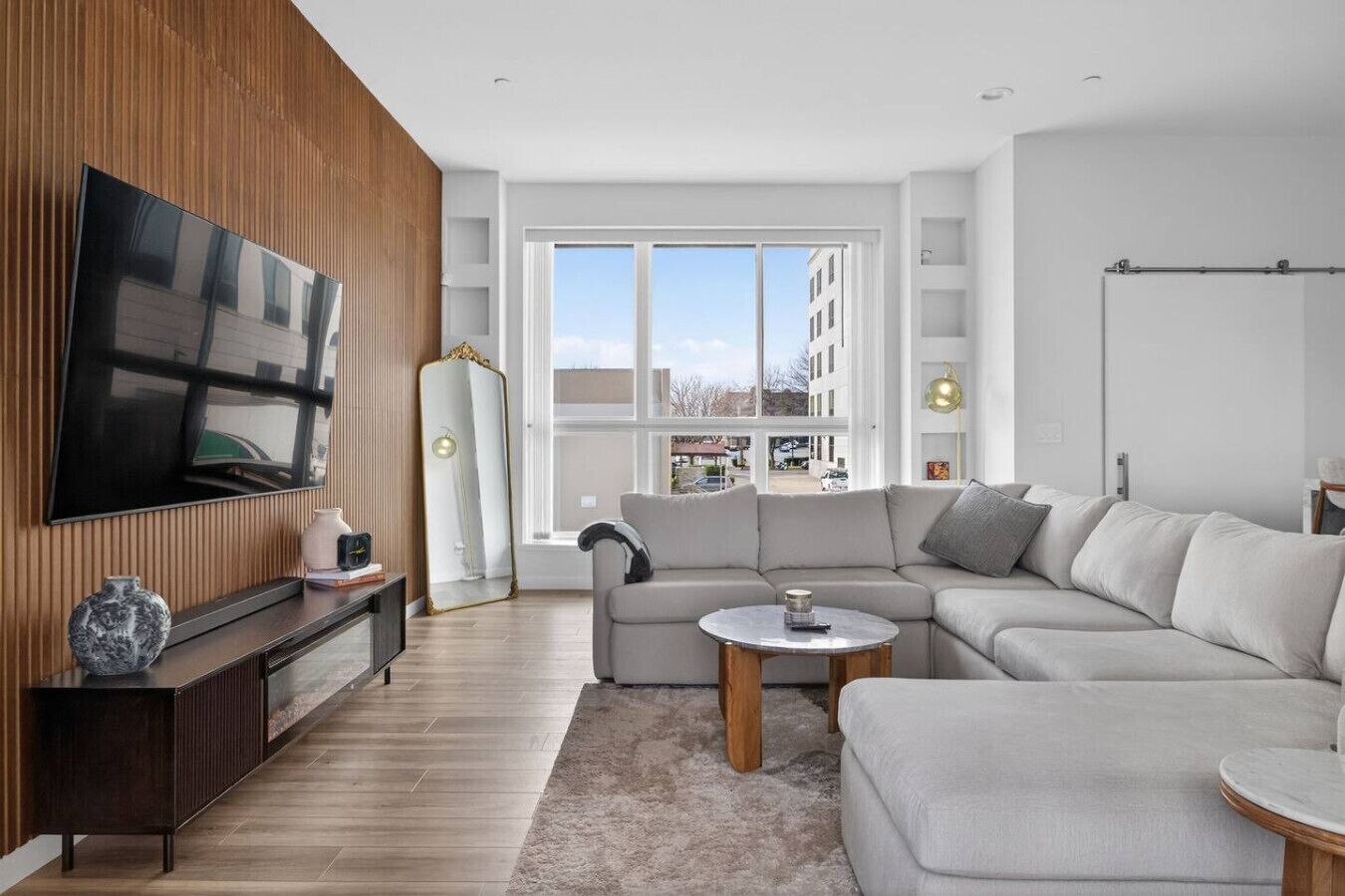 Smart TV, fireplace, stereo