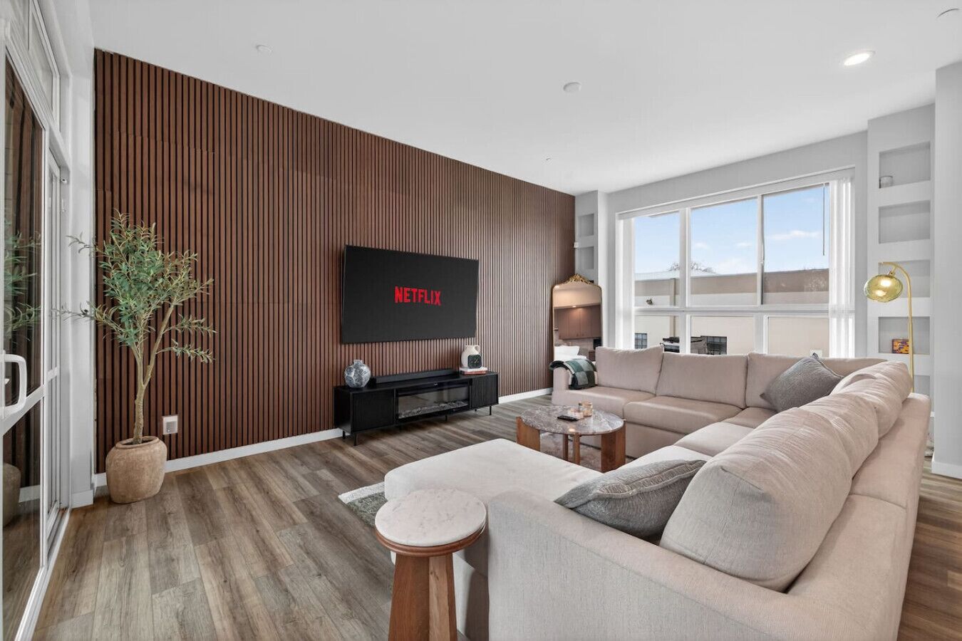 Smart TV, fireplace, stereo