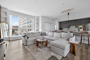 Smart TV, chimenea, estéreo