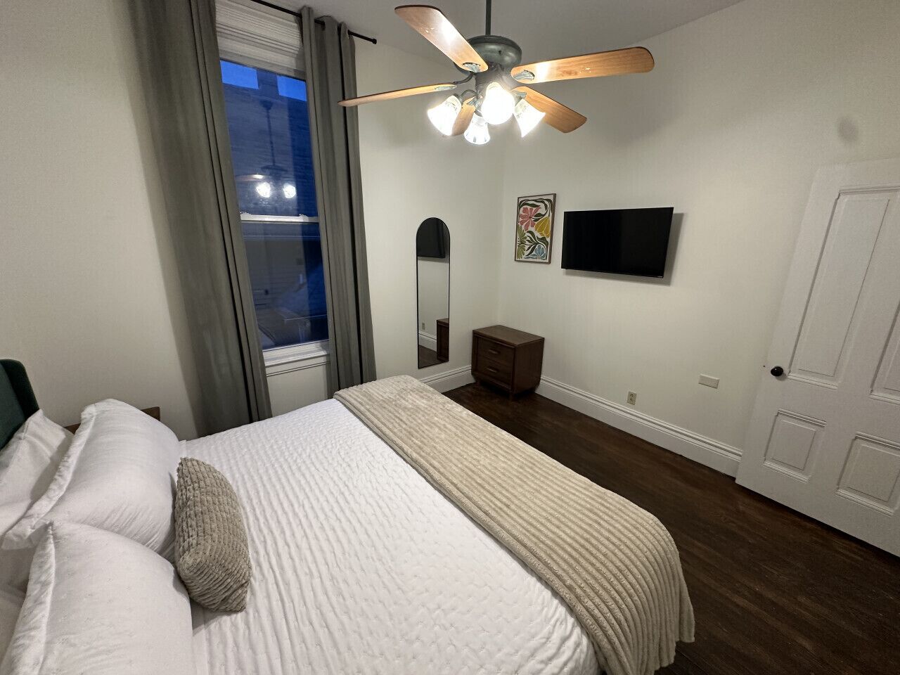 Bureau, fer et planche à repasser, Wi-Fi, draps fournis