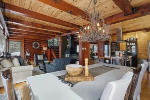 Dining - Lakeside log haven 4BDR SPA (Lac-supérieur)