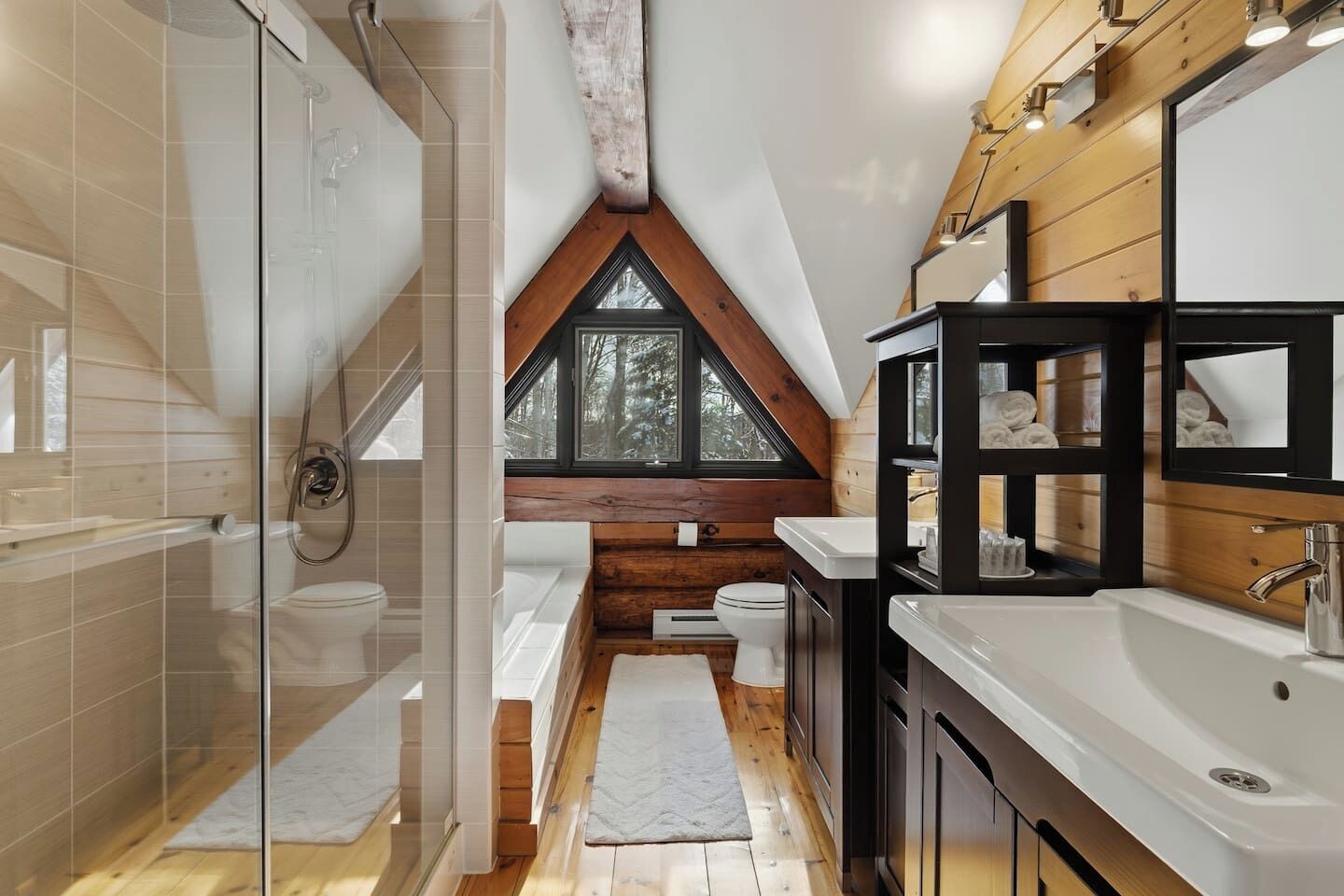 Une salle de bain moderne avec une douche en verre, une fenêtre en bois et un grand miroir.