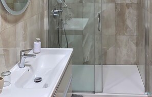 Regadera y secadora de cabello 