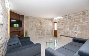TV - Lovely home in Zmijavci (Zmijavci)