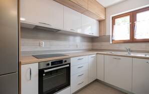 Fridge, microwave, oven, stovetop - Lovely home in Zmijavci (Zmijavci)