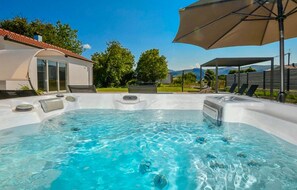 Outdoor spa tub - Lovely home in Postranje (Postranje)