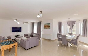 TV, ping pong - Lovely home in Postranje (Postranje)