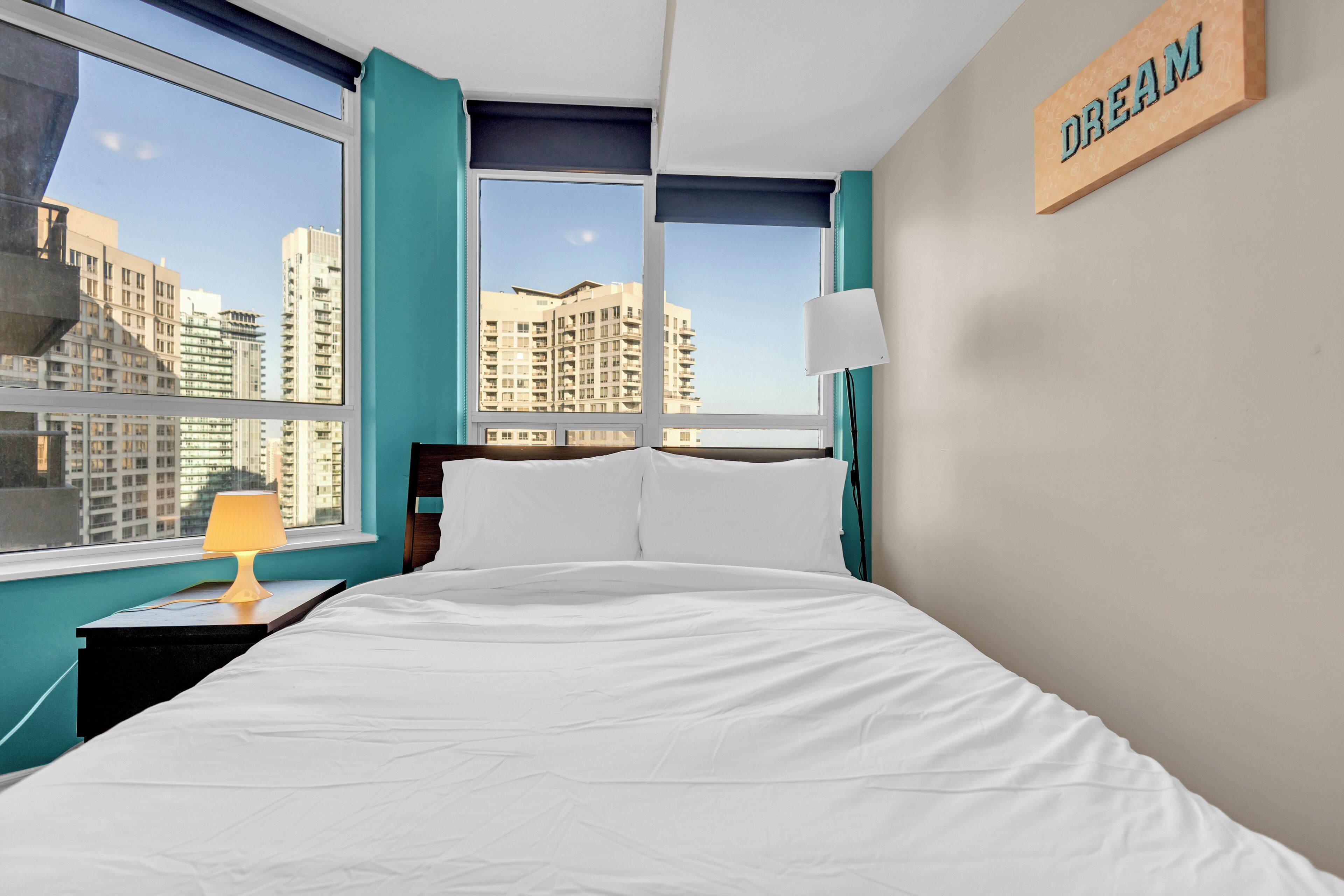 Een strijkplank/strijkijzer, wifi, beddengoed