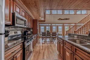 Fridge, microwave, oven, stovetop - Splash Pool-Game Room & Xbox-Hot Tub-Prime Location (Sevierville)